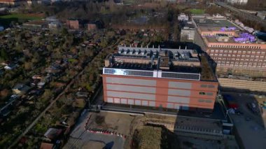 Yeşil duvar cephesi, teknolojik altyapısı ve şehir manzarası üzerine sürdürülebilir bilgisayarı olan bir veri girişi. Hız rampası hiper hareket zaman aşımı ters uçan İHA