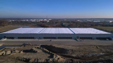 Yeni Mobil robotlar birçok yükleme rıhtımına sahip tam otomatik büyük modern dağıtım lojistik merkezi. panorama genel bakış İHA görüntüsü yukarıdan