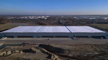 Yeni Mobil robotlar birçok yükleme rıhtımına sahip tam otomatik büyük modern dağıtım lojistik merkezi. İHA yükseltiliyor