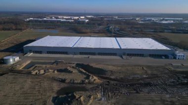 Yeni Mobil robotlar birçok yükleme rıhtımına sahip tam otomatik büyük modern dağıtım lojistik merkezi. Sinek ileri itme panorama genel görünüm drone