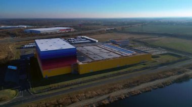 Lojistik merkezi ve dağıtım deposu kanalın ve otoyol altyapısının yanında yer alan eczane zincirine hizmet veriyor. panorama genel bakış statik üç ayaklı insansız hava aracı