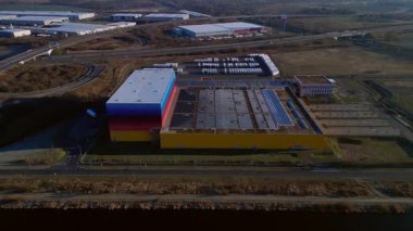 Lojistik merkezi ve dağıtım deposu kanalın ve otoyol altyapısının yanında yer alan eczane zincirine hizmet veriyor. Ters İHA uçuşu