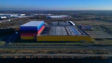 Lojistik merkezi ve dağıtım deposu kanalın ve otoyol altyapısının yanında yer alan eczane zincirine hizmet veriyor. Yukarıdan aşağıya drone görünümü