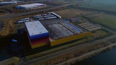 Lojistik merkezi ve dağıtım deposu kanalın ve otoyol altyapısının yanında yer alan eczane zincirine hizmet veriyor. Yukarıdan drone atışı