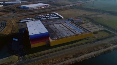 Lojistik merkezi ve dağıtım deposu kanalın ve otoyol altyapısının yanında yer alan eczane zincirine hizmet veriyor. Drone görüntülerini daire içine al