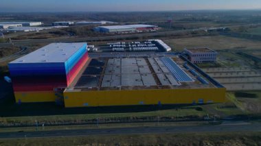 Lojistik merkezi ve dağıtım deposu kanalın ve otoyol altyapısının yanında yer alan eczane zincirine hizmet veriyor. durağan tripod havada süzülen panorama drone