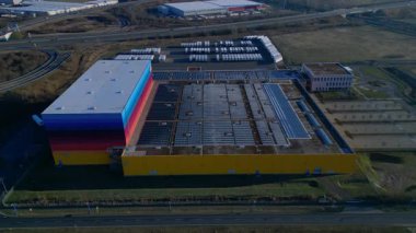 Lojistik merkezi ve dağıtım deposu kanalın ve otoyol altyapısının yanında yer alan eczane zincirine hizmet veriyor. Yukarıdan drone atışı