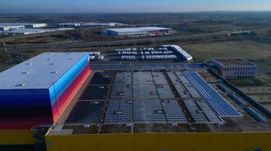 Lojistik merkezi ve dağıtım deposu kanalın ve otoyol altyapısının yanında yer alan eczane zincirine hizmet veriyor. Ters İHA uçuşu