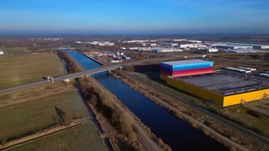 Lojistik merkezi ve dağıtım deposu kanalın ve otoyol altyapısının yanında yer alan eczane zincirine hizmet veriyor. rotasyon tavası sol drona