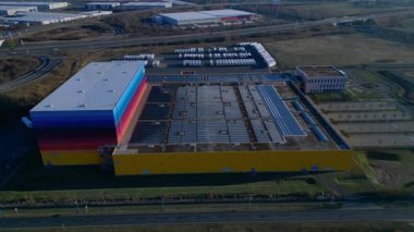 Lojistik merkezi ve dağıtım deposu kanalın ve otoyol altyapısının yanında yer alan eczane zincirine hizmet veriyor. Aşağıya bakan İHA kamerası