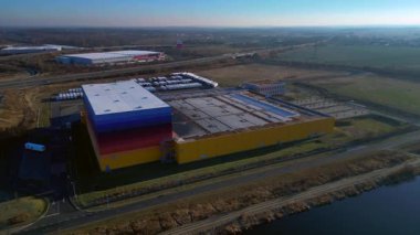 Lojistik merkezi ve dağıtım deposu kanalın ve otoyol altyapısının yanında yer alan eczane zincirine hizmet veriyor. İHA yükseltiliyor