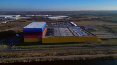 Lojistik merkezi ve dağıtım deposu kanalın ve otoyol altyapısının yanında yer alan eczane zincirine hizmet veriyor. panorama yörünge dronu