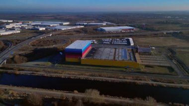 Lojistik merkezi ve dağıtım deposu kanalın ve otoyol altyapısının yanında yer alan eczane zincirine hizmet veriyor. geniş yörünge görünümü dronu
