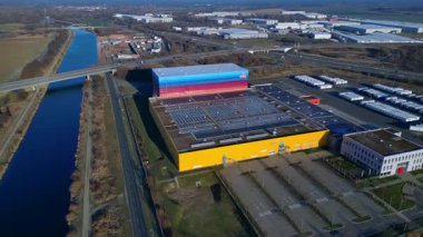 Modern lojistik merkezi ve dağıtım deposu, kanal ve otoyol altyapısının yanında yer alan eczane zincirine hizmet veriyor. Hız rampası hiper hareket zamanı hızlandırılmış panorama yörünge dronu