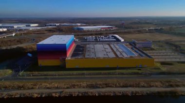 Modern lojistik merkezi ve dağıtım deposu, kanal ve otoyol altyapısının yanında yer alan eczane zincirine hizmet veriyor. Hız rampası hiper hareket hızlandırılmış daire drone görüntüsü