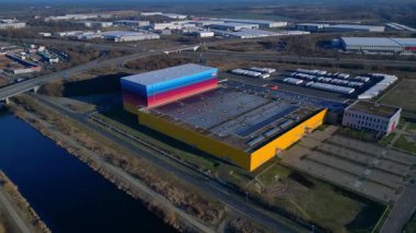 Modern lojistik merkezi ve dağıtım deposu, kanal ve otoyol altyapısının yanında yer alan eczane zincirine hizmet veriyor. Hız rampası hiper hareket hızlandırılmış daire drone görüntüsü