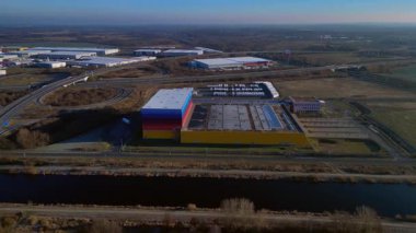 Modern lojistik merkezi ve dağıtım deposu, kanal ve otoyol altyapısının yanında yer alan eczane zincirine hizmet veriyor. Hız rampası hiper hareket zamanı hızlandırılmış panorama genel görünüm dronu