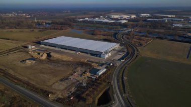 Yeni büyük lojistik merkezi inşaatı devam ediyor. Geniş bir depolama alanı, yükleme limanları ve çevresindeki boş araziler var. Yukarıdan aşağıya doğru uçur
