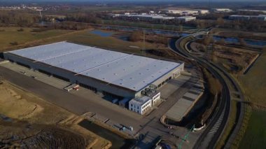 Yeni büyük lojistik merkezi inşaatı devam ediyor. Geniş bir depolama alanı, yükleme limanları ve çevresindeki boş araziler var. İHA panorama genel görüntüsü alçalıyor