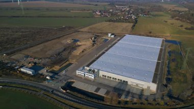 Yeni büyük lojistik merkezi inşaatı devam ediyor. Geniş bir depolama alanı, yükleme limanları ve çevresindeki boş araziler var. Yukarıdan drone atışı