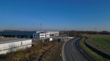 Yeni büyük lojistik merkezi inşaatı devam ediyor. Geniş bir depolama alanı, yükleme limanları ve çevresindeki boş araziler var. İHA yükseltiliyor