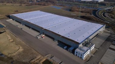 Yeni büyük lojistik merkezi inşaatı devam ediyor. Geniş bir depolama alanı, yükleme limanları ve çevresindeki boş araziler var. İHA kamerası aşağıya bakıyor