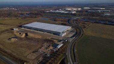 Yeni büyük lojistik merkezi inşaatı devam ediyor. Geniş bir depolama alanı, yükleme limanları ve çevresindeki boş araziler var. İticileri ileri çalıştır
