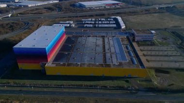 Modern lojistik merkezi ve dağıtım deposu, kanal ve otoyol altyapısının yanında yer alan eczane zincirine hizmet veriyor. Drone görüntülerini daire içine al