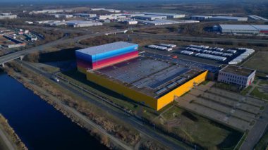 Modern lojistik merkezi ve dağıtım deposu, kanal ve otoyol altyapısının yanında yer alan eczane zincirine hizmet veriyor. Yukarıdan drone atışı