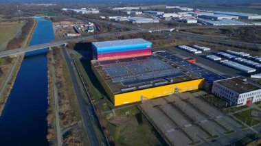 Modern lojistik merkezi ve dağıtım deposu, kanal ve otoyol altyapısının yanında yer alan eczane zincirine hizmet veriyor. geniş yörünge görünümü dronu