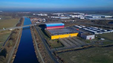 Modern lojistik merkezi ve dağıtım deposu, kanal ve otoyol altyapısının yanında yer alan eczane zincirine hizmet veriyor. İticileri ileri çalıştır