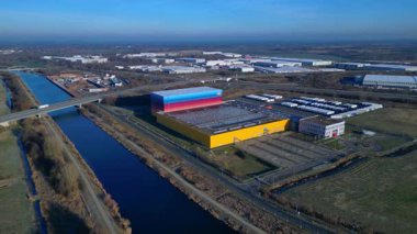 Modern lojistik merkezi ve dağıtım deposu, kanal ve otoyol altyapısının yanında yer alan eczane zincirine hizmet veriyor. Geniş yörünge genel bakış manzarası insansız hava aracı