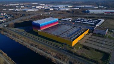 Modern lojistik merkezi ve dağıtım deposu, kanal ve otoyol altyapısının yanında yer alan eczane zincirine hizmet veriyor. panorama yörünge dronu