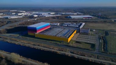 Modern lojistik merkezi ve dağıtım deposu, kanal ve otoyol altyapısının yanında yer alan eczane zincirine hizmet veriyor. durağan tripod havada süzülen panorama drone