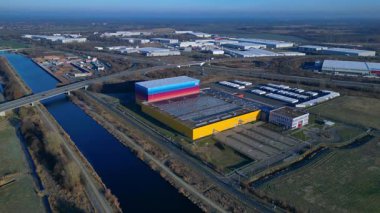 Modern lojistik merkezi ve dağıtım deposu, kanal ve otoyol altyapısının yanında yer alan eczane zincirine hizmet veriyor. Yukarıdan aşağıya drone görünümü