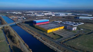 Modern lojistik merkezi ve dağıtım deposu, kanal ve otoyol altyapısının yanında yer alan eczane zincirine hizmet veriyor. panorama genel bakış statik üç ayaklı insansız hava aracı