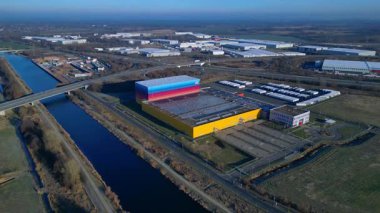 Modern lojistik merkezi ve dağıtım deposu, kanal ve otoyol altyapısının yanında yer alan eczane zincirine hizmet veriyor. İHA panorama genel görüntüsü alçalıyor