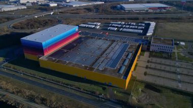 Modern lojistik merkezi ve dağıtım deposu, kanal ve otoyol altyapısının yanında yer alan eczane zincirine hizmet veriyor. İHA kamerası aşağıya bakıyor