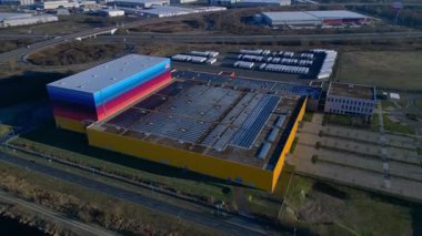 Modern lojistik merkezi ve dağıtım deposu, kanal ve otoyol altyapısının yanında yer alan eczane zincirine hizmet veriyor. Ters İHA uçuşu