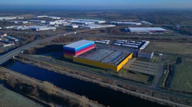 Modern lojistik merkezi ve dağıtım deposu, kanal ve otoyol altyapısının yanında yer alan eczane zincirine hizmet veriyor. İHA görüntülerini daire içine al