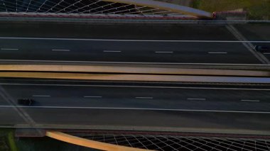 Nehir üzerindeki modern bir Alman otoban köprüsünün tepeden aşağı görüntüsü. İki yönde de araçlar hareket ediyor. Yukarıdan aşağıya drone görünümü