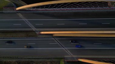 Nehir üzerindeki modern bir Alman otoban köprüsünün tepeden aşağı görüntüsü. Araçlar her iki yönde de hareket ediyor.