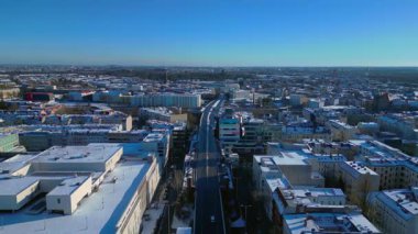 Berlin, Almanya 'da açık kış havasında eşsiz bierpinsel binası ve karlı çatıların havadan görünüşü. Hız rampası hiper hareket zaman aşımı sineği ileri it