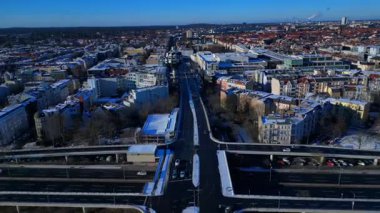 Berlin, Almanya 'da açık kış havasında eşsiz bierpinsel binası ve karlı çatıların havadan görünüşü. Hız rampası hiper hareket zaman aşımı sineği ileri it