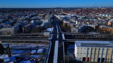 Berlin, Almanya 'da açık kış havasında eşsiz bierpinsel binası ve karlı çatıların havadan görünüşü. panorama üst uçuş insansız hava aracı