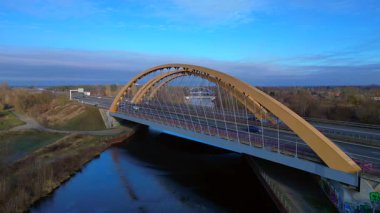Arch Köprüsü, Almanya 'da hareket halindeki araçların bulunduğu, altyapısını ve ulaşımını gösteren bir karayolunu taşıyor. panorama genel bakış statik üç ayaklı insansız hava aracı