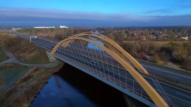 Arch Köprüsü, Almanya 'da hareket halindeki araçların bulunduğu, altyapısını ve ulaşımını gösteren bir karayolunu taşıyor. Yukarıdan drone atışı