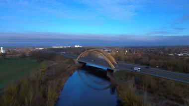 Arch Köprüsü, Almanya 'da hareket halindeki araçların bulunduğu, altyapısını ve ulaşımını gösteren bir karayolunu taşıyor. panorama genel görünüm dronu