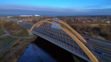 Arch Köprüsü, Almanya 'da hareket halindeki araçların bulunduğu, altyapısını ve ulaşımını gösteren bir karayolunu taşıyor. İHA alçalıyor