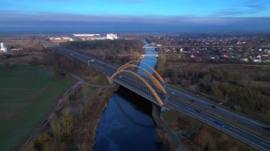 Arch Köprüsü, Almanya 'da hareket halindeki araçların bulunduğu, altyapısını ve ulaşımını gösteren bir karayolunu taşıyor. İHA panorama genel görüntüsü alçalıyor
